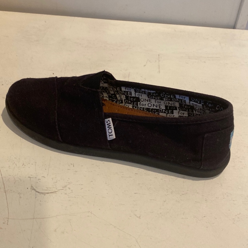 Toms Classics black canvas shoe; sz 5 youth; very good condition